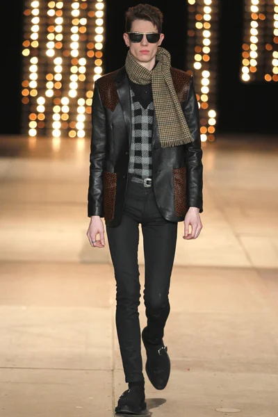 Look 32